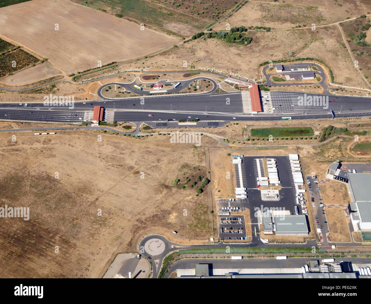 Luftbild der Autoroute Mautstellen auf der A 75 La Méridienne, 34420Béziers, Frankreich Stockfoto