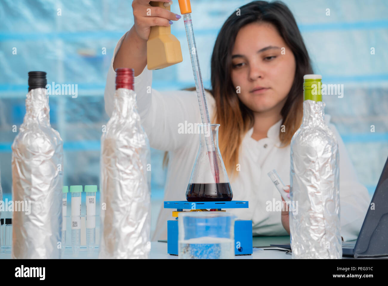 Junge weibliche Techniker im Labor für Qualitätskontrolle von Wein Qualitätsprüfung Stockfoto