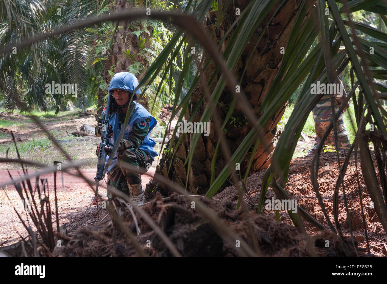 Königlichen Kambodschanischen Armee Warrant Officer 1 Srey Mom Lin spots Bewegung in einem Dschungel und gleichzeitig Sicherheit bei Convoy escort Training als Teil der Übung Keris Aman 2015, 12.08.20, in Port Dickson, Malaysia. Das polizeiaufgebot war beauftragt, Sicherheit für Food Trucks zur Verfügung zu stellen, wie Sie zu verspotten Dörfer geliefert. Keris Aman ist eine multinationale Schulungsveranstaltung, die von den malaysischen Streitkräften und US Pacific Command gehostet mit Vertretern aus 29 Nationen teilnehmen. (U.S. Air Force Foto: Staff Sgt. Christopher Hubenthal) Stockfoto