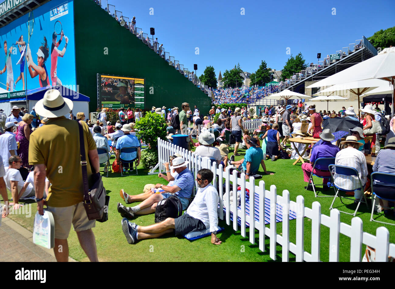 Devonshire Park Lawn Tennis Club, Eastbourne, England. Menschenmassen auf dem Gelände beobachten Center Court Action auf einem großen Bildschirm Stockfoto