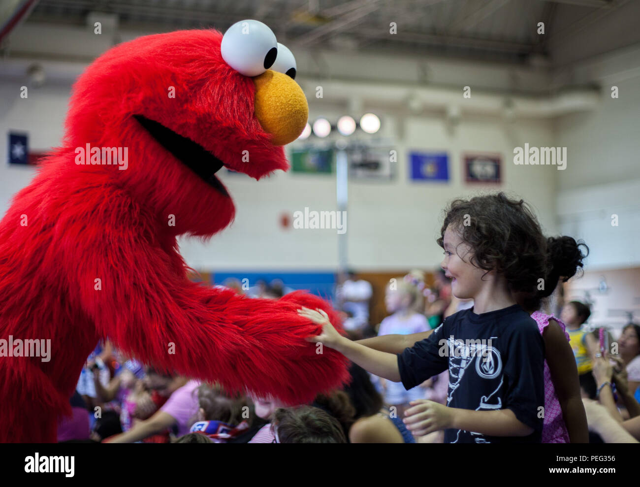 150819-N-OE 749-015 ATSUGI, Japan (Aug. 19, 2015) Sesame Street Charakter Elmo grüßt Kinder in der Menge während eines live musikalische Leistung bei Naval Air Facility Atsugi. Die Show war Teil eines einmonatigen, Japan - grosse militärische Installation tour in Zusammenarbeit mit den United Service Organisationen Inc., Kindern zu helfen, zu verstehen und mit den Auswirkungen der permanenten Veränderungen der Stationen und der Umstellung auf eine zivile Lifestyle bewältigen. (U.S. Marine Foto von Mass Communication Specialist 1. Klasse Barry A. Riley/Freigegeben) Stockfoto