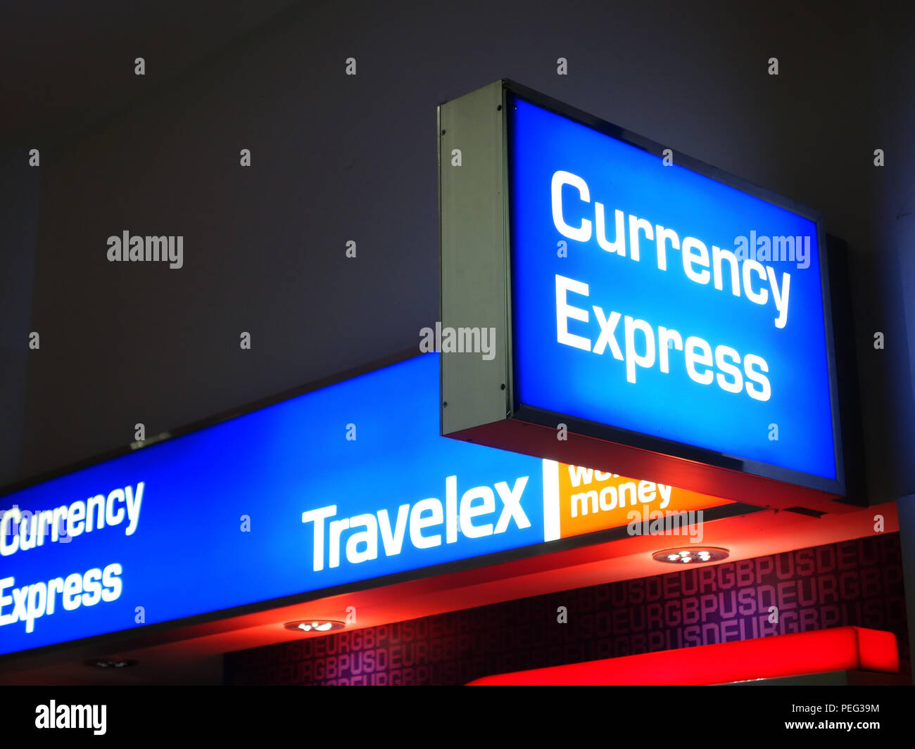 Cash ATM und Geld wechseln in der Ankunftshalle Flughafen Manchester Stockfoto