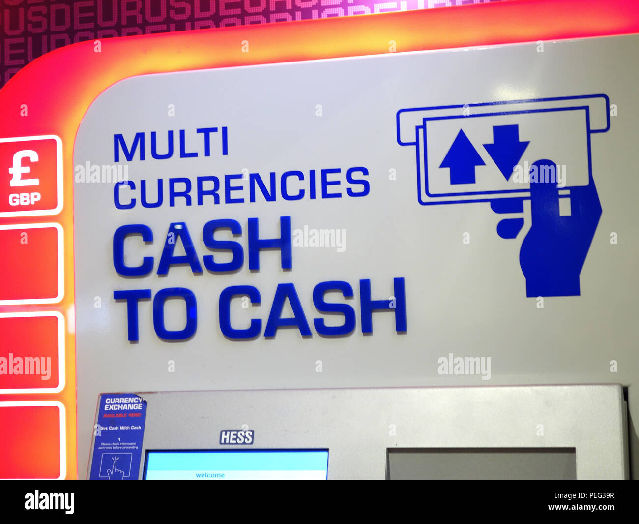 Cash ATM und Geld wechseln in der Ankunftshalle Flughafen Manchester Stockfoto