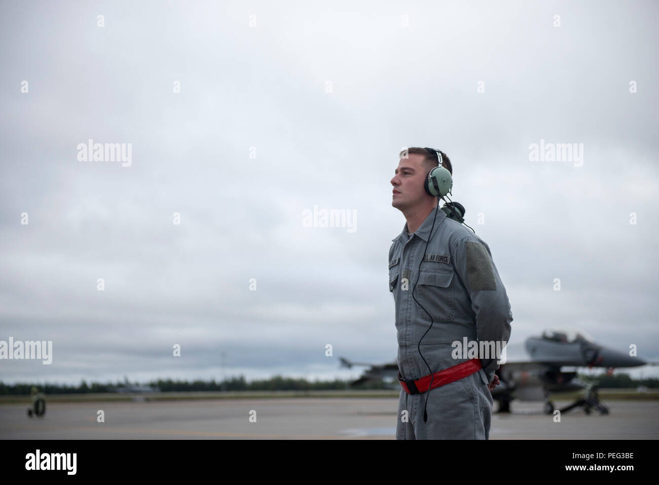 Us Air Force Airman 1st Class Jason Watson, ein 354 Aircraft Maintenance Squadron Crew Chief, wartet eine 18 Aggressor Squadron F-16 Fighting Falcon, 12.08.19, 2015, vor der Einführung von einer roten Flagge - Alaska (RF-A) 15-3 sortie von eielson Air Force Base, Alaska zu marshallen. Flieger mit der 354 Wartung Gruppe sicherzustellen, dass die Aggressoren maximieren können Schulungen für Teilnehmer von RF-A, eine Pacific Air Forces Commander - geleitete Bereich Training übung für die USA und Partner nation Kräfte, die kombinierte offensive Counter - Luft, Verbot, Close Air Support und große Kraft Beschäftigung mit der Ausbildung in einem s Stockfoto