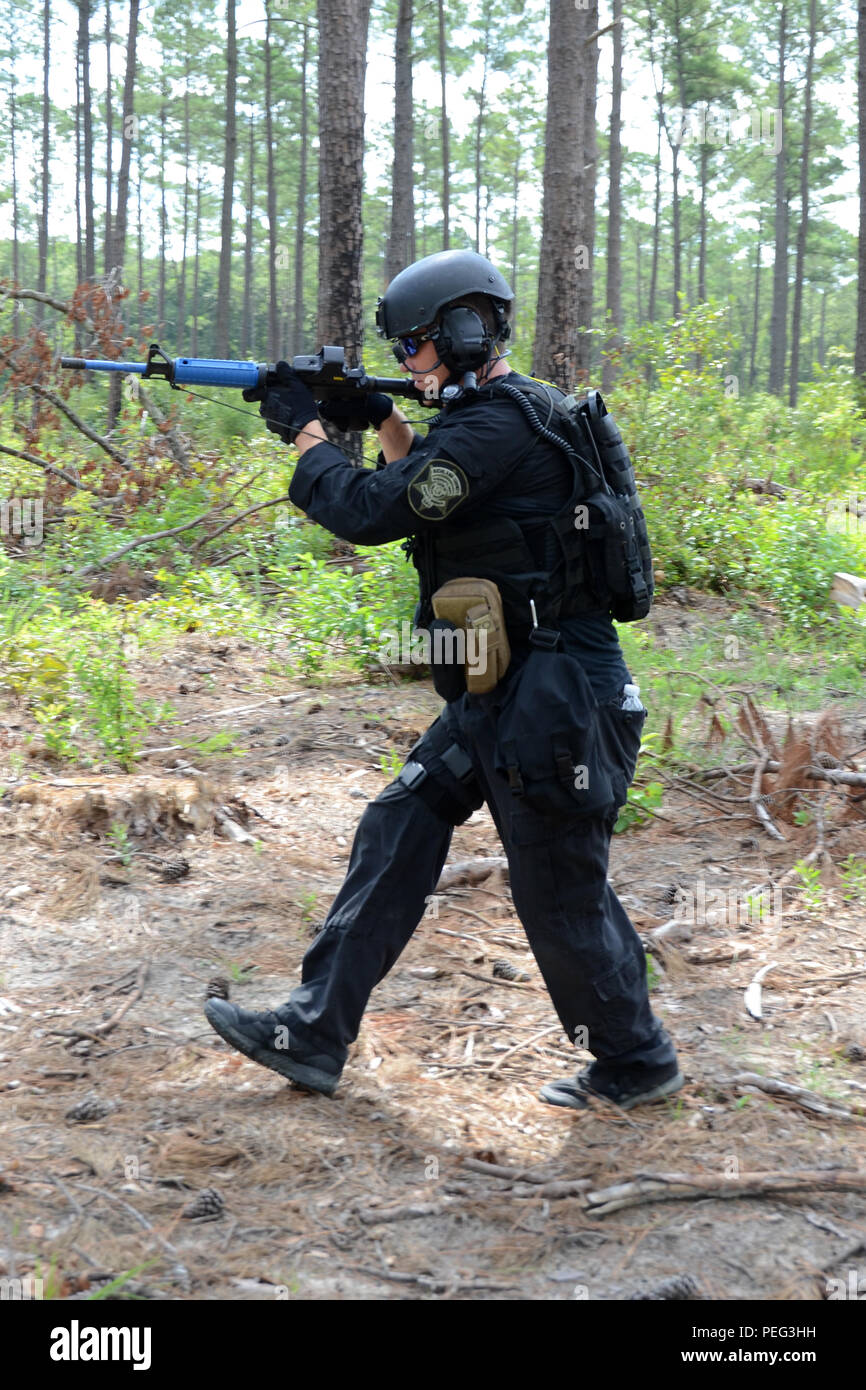 Das South Carolina Air National Guard Gastgeber einer Active shooter Übung mit Abteilung der Richland County Sheriff's an McEntire Joint National Guard, der Eastover, S.C., Aug 20, 2015 kombiniert. Die Ausübung Szenario einen Vorfall, wo bewaffnete Personen Eingang Punkte auf Basis angegriffen und aufgrund der begrenzten Personal an - Aufgabe beteiligt, Richland County reagierte mit K-9, SWAT und die Beseitigung von Explosivstoffen Einheiten zu unterstützen. Die ersthelfer die Angreifer durch die Wälder auf der Basis verfolgt und schließlich neutralisiert die Bedrohung. (S.C. Air National Guard Foto von Senior Master Sgt. Edward Snyder/freigegeben) Stockfoto