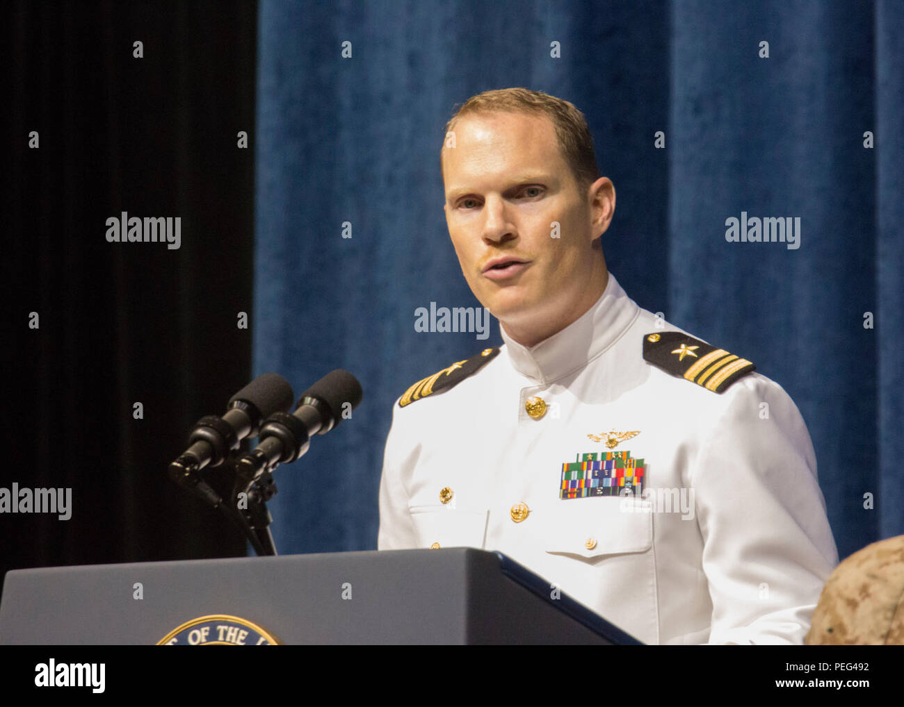 Us Navy Lieutenant Cmdr. Timothy White, der kommandierende Offizier der Marine Operational Support Center Chattanooga, spricht während der Gedenkveranstaltung an der Universität von Tennessee Chattanooga von McKenzie Arena in Chattanooga, Tennessee, 15 August, 2015. Die Veranstaltung der vier Marinesoldaten und Matrosen, die als Folge des Amoklaufs im Navy Operational Support Center und Marinekorps-reserve Zentrum in Chattanooga, Tennessee, am 16. Juli 2015 starb geehrt. Service Mitglieder, Mandatsträger und Mitglieder der Gemeinschaft versammelt die Erinnerung und das Opfer der fünf gefallenen Menschen zu ehren. (U.S. Marine Corps Foto von La Stockfoto