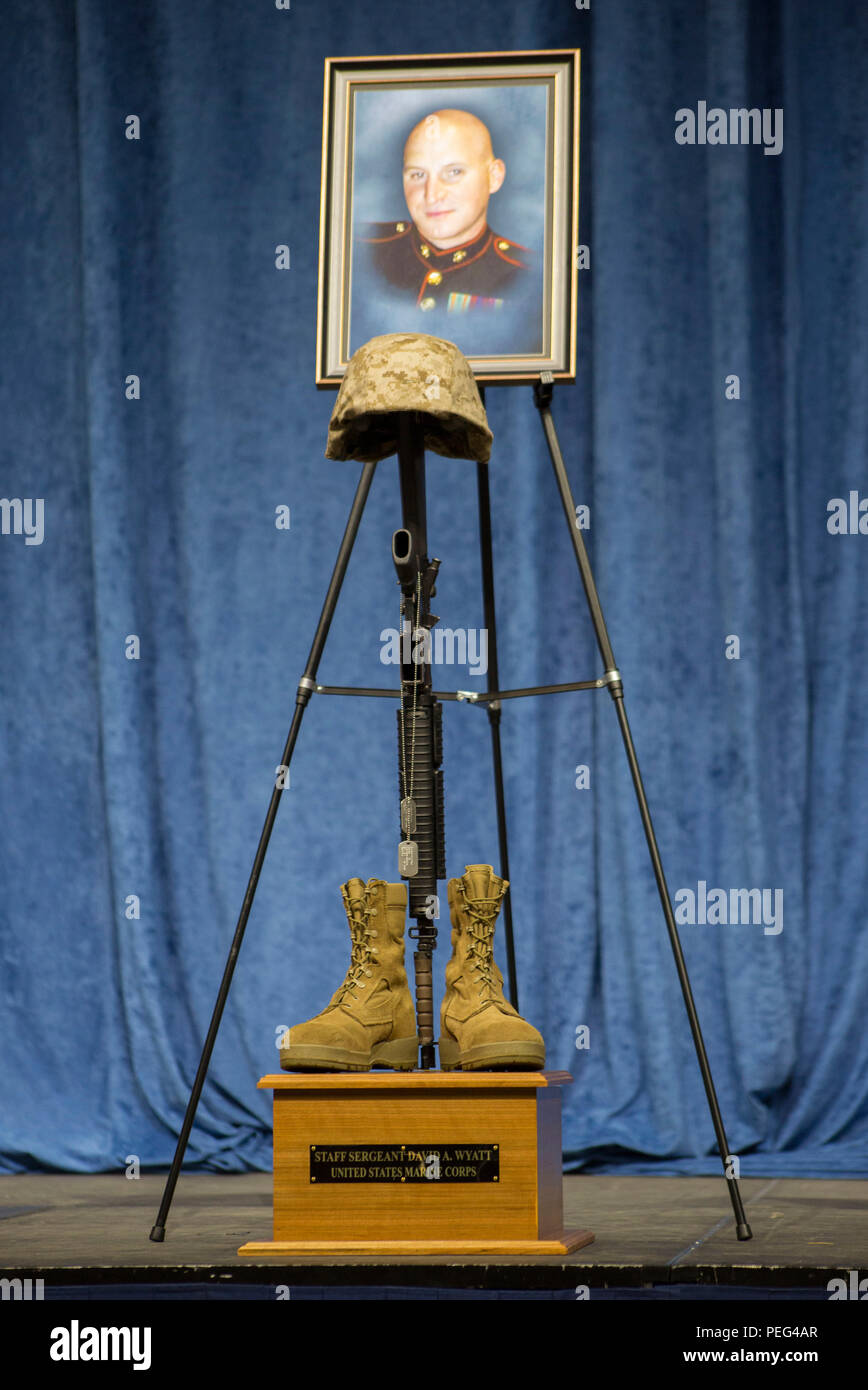 Schlacht Kreuz ist für die US-Marine Personalsgt angezeigt. David A. Wyatt, Operations Chief, an der Gedenkfeier an der Universität von Tennessee Chattanooga von McKenzie Arena in Chattanooga, Tennessee, 15 August, 2015. Die Veranstaltung der vier Marinesoldaten und Matrosen, die als Folge des Amoklaufs im Navy Operational Support Center und Marinekorps-reserve Zentrum in Chattanooga, Tennessee, am 16. Juli 2015 starb geehrt. Service Mitglieder, Mandatsträger und Mitglieder der Gemeinschaft versammelt die Erinnerung und das Opfer der fünf gefallenen Menschen zu ehren. (U.S. Marine Corps Foto von Lance Cpl. Kimberly Aguirre/Rel Stockfoto