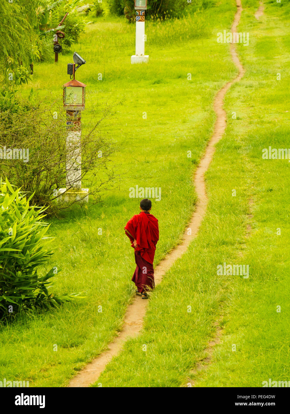 Punaka, Bhutan-Sept 13 2016: Junger Mönch einen Pfad in Punaka Dzong Stockfoto