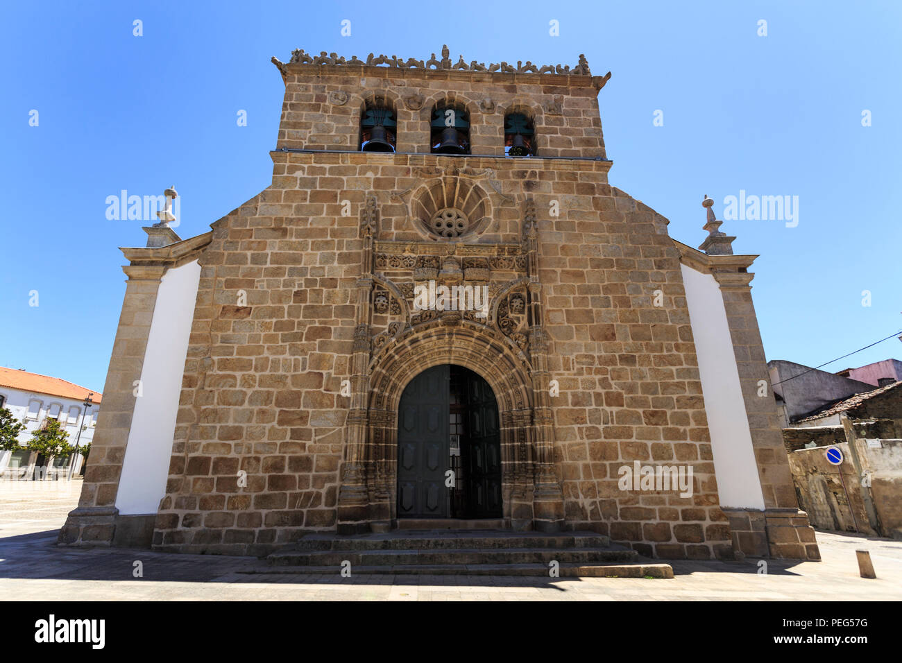 Fassade des sechzehnten Jahrhunderts gotisch Manuelinische Kirche mit drei Glocken Glockenturm, in der Stadt von Vila Nova de Foz Coa, Portugal Stockfoto