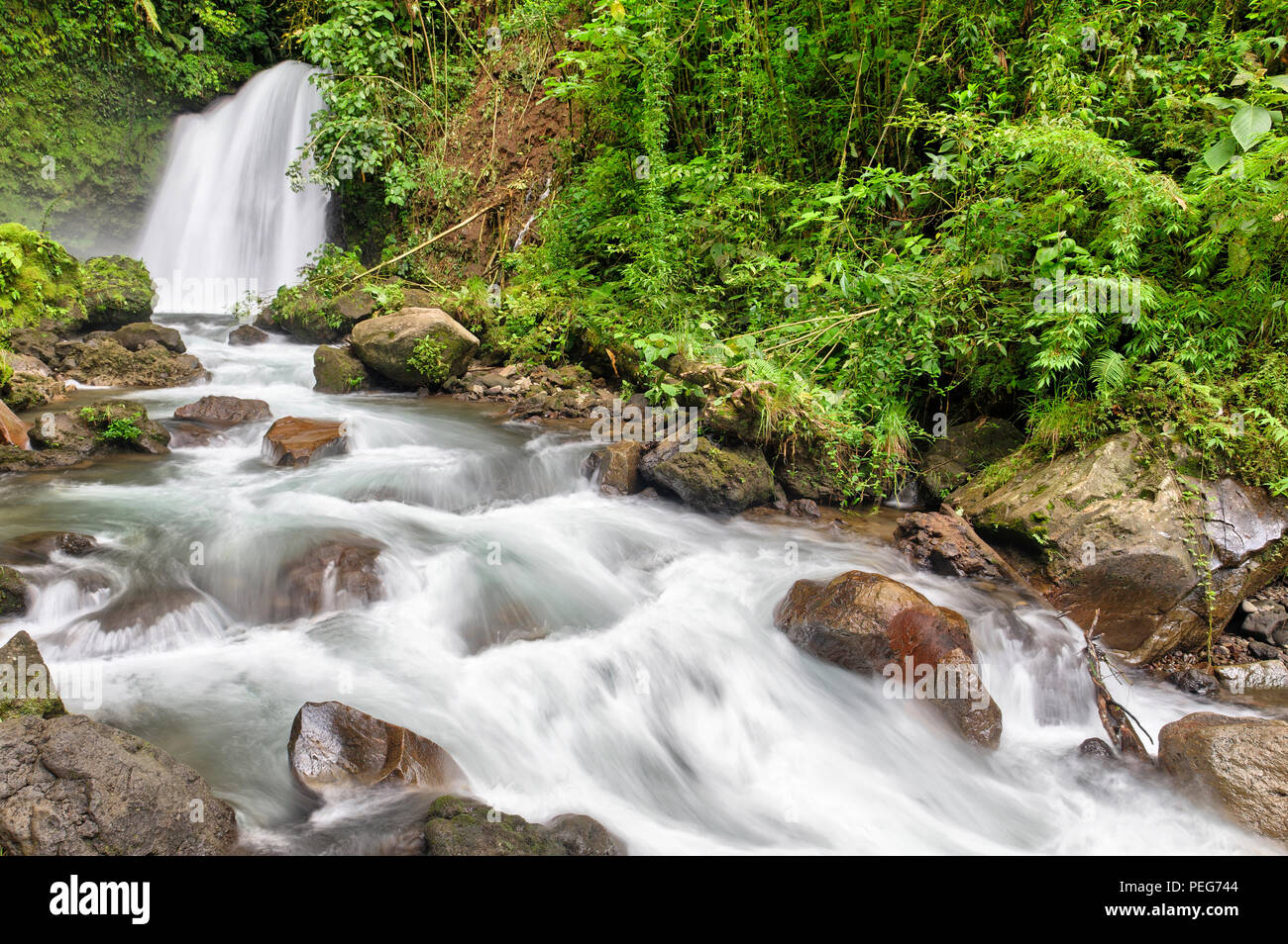 Wasserfall an den Hängen des Vulkans Arenal, Costa Rica Stockfoto