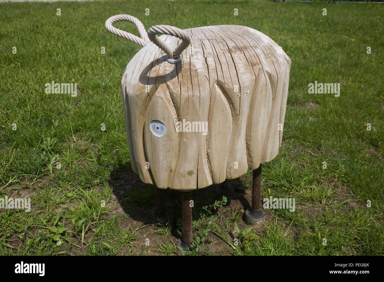 Kinder sitzen auf hölzernen Schaf mit kleinen Park in der Nähe von Maria Hendrikapark Stockfoto