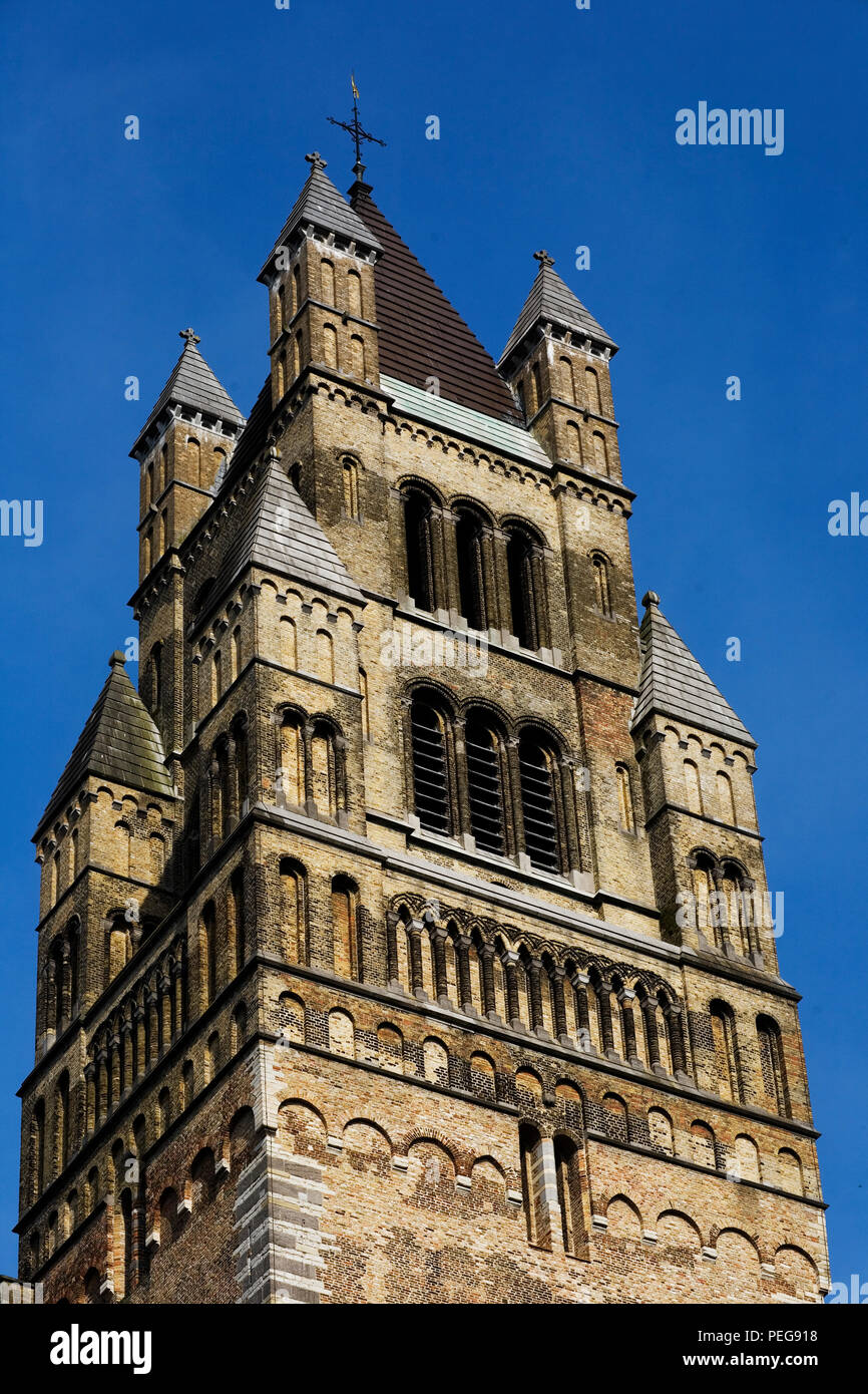 Die mächtigen Westturm von St. Salvator Kathedrale in Brügge Stockfoto