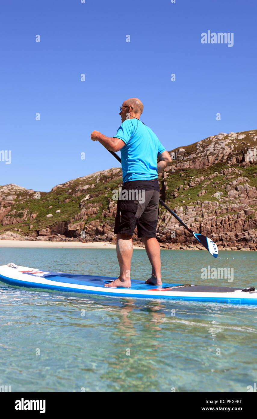 Mann Paddle Boarding in der Inneren Hebriden von Schottland Stockfoto