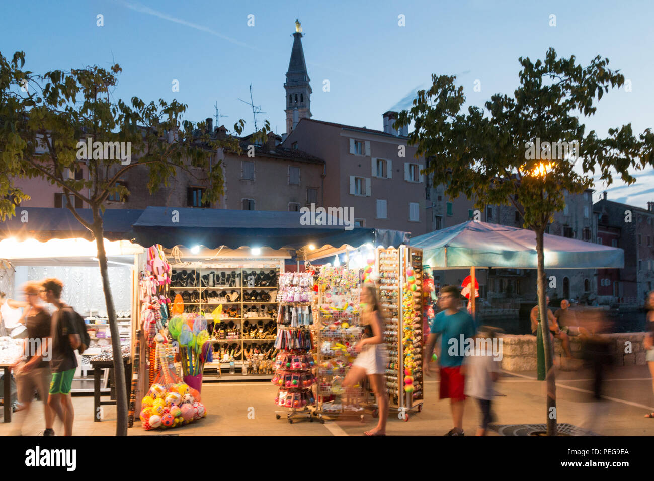 Rovinj, Kroatien - 24 Juli, 2018: Blick auf den Nachtmarkt von Rovinj, Kroatien. Stockfoto