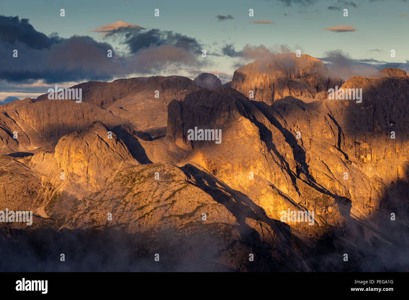 Bei Sonnenaufgang auf die Berggruppe Catinaccio Alpenglow, in den Dolomiten. Fassa. Trentino. Italienische Alpen. Europa. Stockfoto