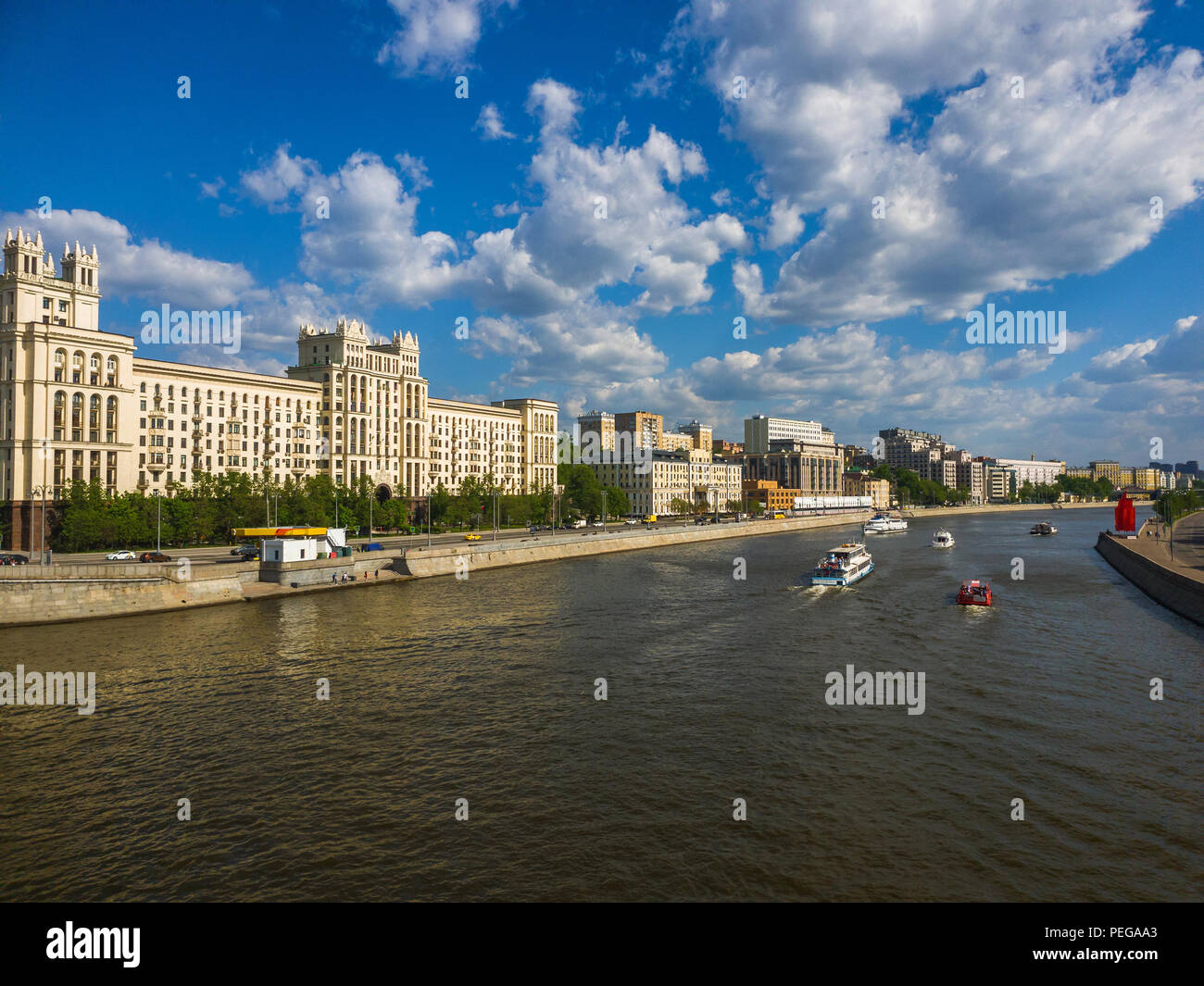 Vergnügen Boote segeln auf der Moskwa in Russland Stockfoto