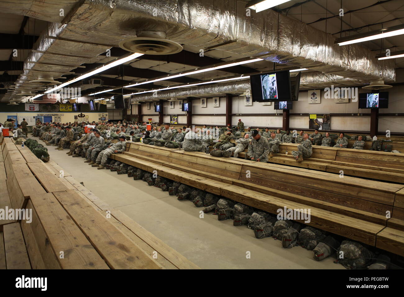 Us-Armee Soldaten der 1-507 th Parachute Infantry Regiment, und andere Branchen, einschließlich der US-Marines und der US-Marine, warten in der Nachhaltigen Airborne Training in der Vorbereitung für das 75-jährige Jubiläum der Luft Schule Sprung bei McCarthy Halle in Fort Benning, Ga., Nov. 14, 2015 zu beteiligen. Die 1-507 th Parachute Infantry Regiment (PIR) Bataillon feiert 75 Jahre der US Army Airborne School und die Erinnerung an den letzten qualifizierenden Springen der ersten Airborne test platoon am 15 August, 1940. (Foto von der U.S. Army Sgt. McTaggart, Phillip Jakob/Freigegeben) Stockfoto