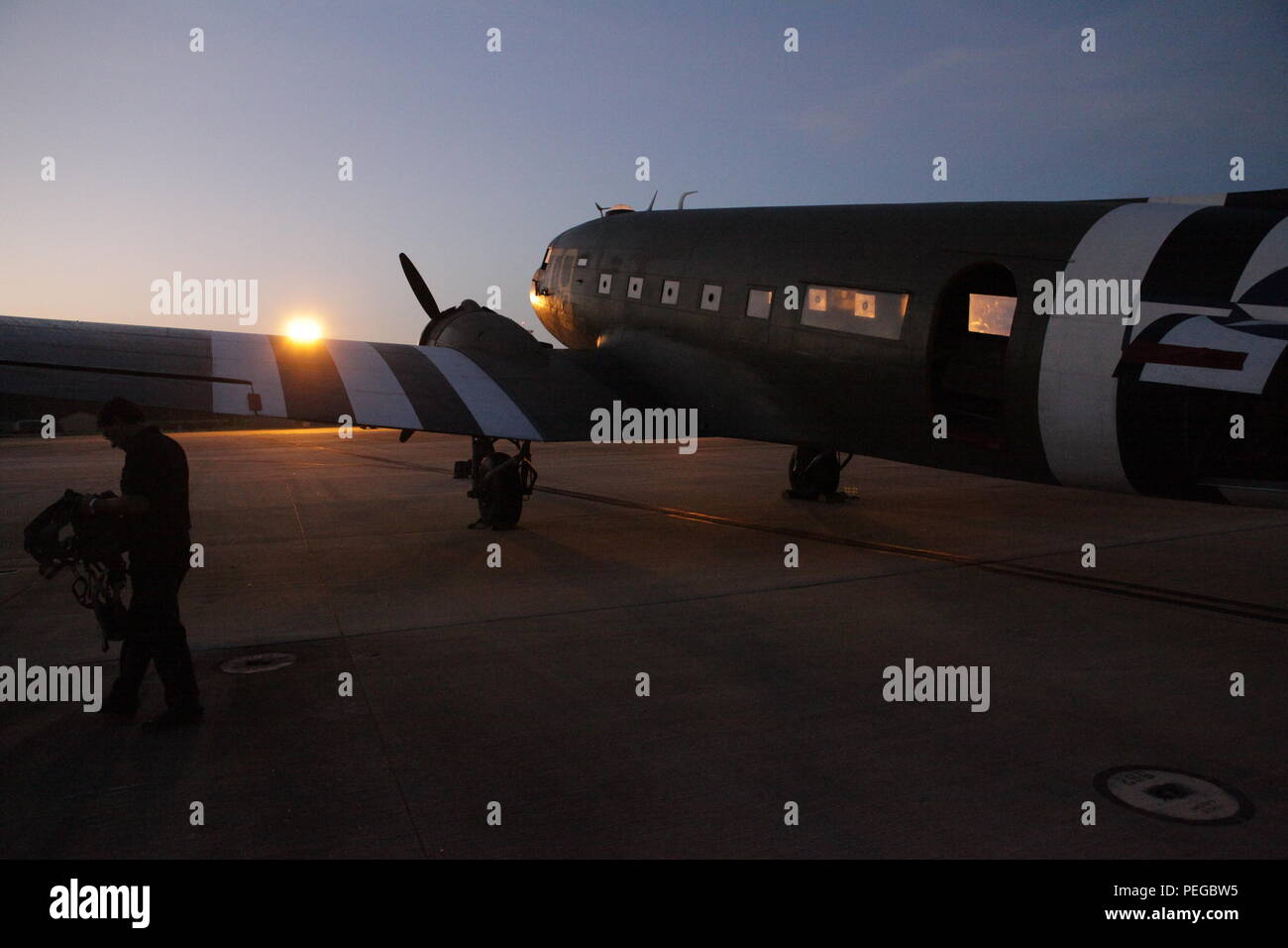 Besatzungsmitglieder der Größte moderne Flugzeuge, ein Unternehmen der Luftfahrtbranche aus Fort Worth, Texas, bereit, eine Douglas DC3-C47 für Nachhaltige Airborne Training in der Vorbereitung für das 75-jährige Jubiläum der Luft Schule Sprung bei McCarthy Halle in Fort Benning, Ga., Nov. 14, 2015. Die 1-507 th Parachute Infantry Regiment (PIR) Bataillon feiert 75 Jahre der US Army Airborne School und die Erinnerung an den letzten qualifizierenden Springen der ersten Airborne test platoon am 15 August, 1940. (Foto von der U.S. Army Sgt. McTaggart, Phillip Jakob/Freigegeben) Stockfoto