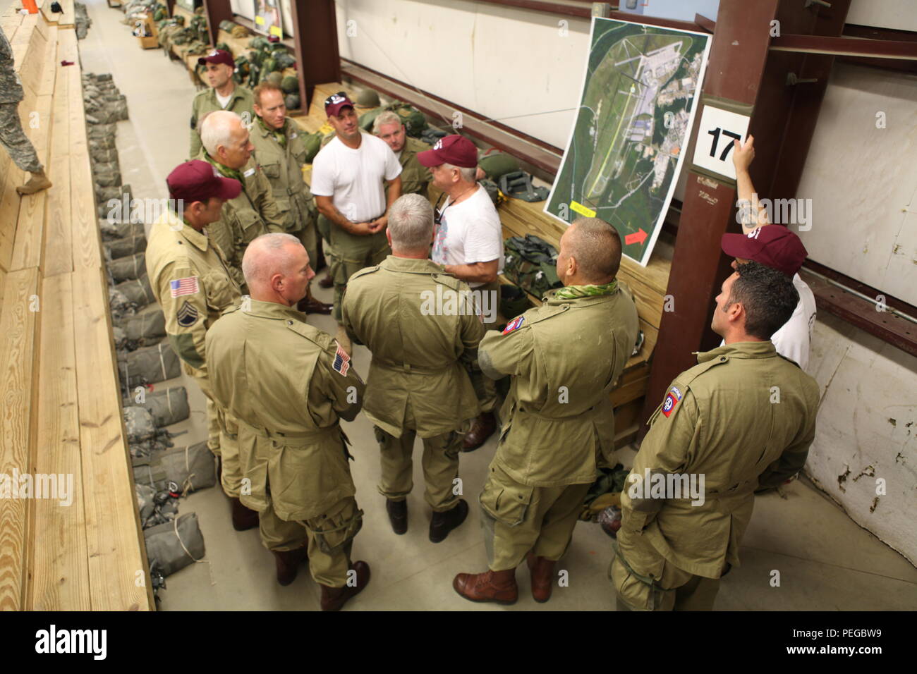 Pensionierte US-Armee Sgt. Butch Garner, primäre springen Meister der Freiheit springen Team, aus Fort Worth, Texas, spricht mit anderen Re-enactors für die nachhaltige Airborne Training in der Vorbereitung für das 75-jährige Jubiläum der Luft Schule Sprung bei McCarthy Halle in Fort Benning, Ga., Nov. 14, 2015. Die 1-507 th Parachute Infantry Regiment (PIR) Bataillon feiert 75 Jahre der US Army Airborne School und die Erinnerung an den letzten qualifizierenden Springen der ersten Airborne test platoon am 15 August, 1940. (Foto von der U.S. Army Sgt. McTaggart, Phillip Jakob/Freigegeben) Stockfoto