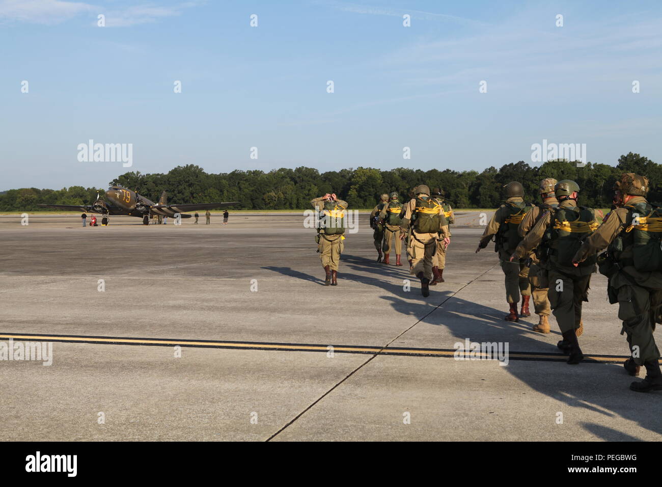 Re-enactors des Liberty springen Team, aus Fort Worth, Texas, März über eine Landebahn für eine Douglas DC3-C47 für die nachhaltige Airborne Training in der Vorbereitung für das 75-jährige Jubiläum der Luft Schule Sprung bei McCarthy Halle in Fort Benning, Ga., Nov. 14, 2015. Die 1-507 th Parachute Infantry Regiment (PIR) Bataillon feiert 75 Jahre der US Army Airborne School und die Erinnerung an den letzten qualifizierenden Springen der ersten Airborne test platoon am 15 August, 1940. (Foto von der U.S. Army Sgt. McTaggart, Phillip Jakob/Freigegeben) Stockfoto