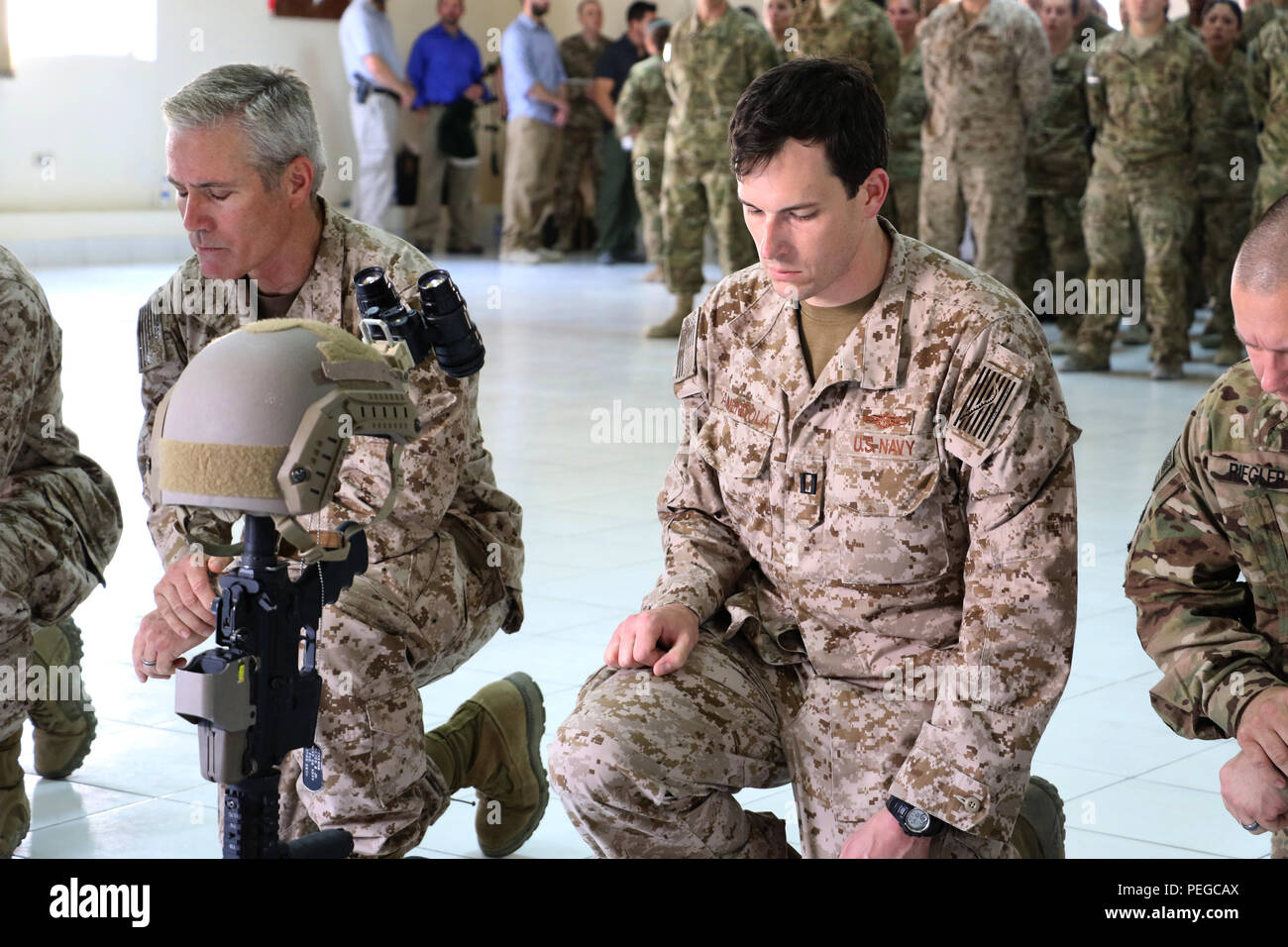 Kapitän Duncan Smith, ein US Navy Seals, Links, und Marine Offiziere Hommage an US Army 1st Sgt. Peter 'DREW' McKenna, Jr. während ein Denkmal im Camp Integrität. Die Veranstaltung geehrt McKenna, 35, und die enorme Auswirkung, die er hatte, Leben zu retten, Aug. 7 während dem Kampf gegen Lager Integrität, eine Basis, die durch die NATO Special Operations Component Command - Afghanistan/Special Operations Joint Task Force - in Afghanistan zu verteidigen, als Leiter einer schnellen Eingreiftruppe. Foto aus Sicherheitsgründen geändert. (Us-Militär Foto von Leutnant Kristine Volk, der entschlossenen Unterstützung der öffentlichen Angelegenheiten/Freigegeben) Stockfoto