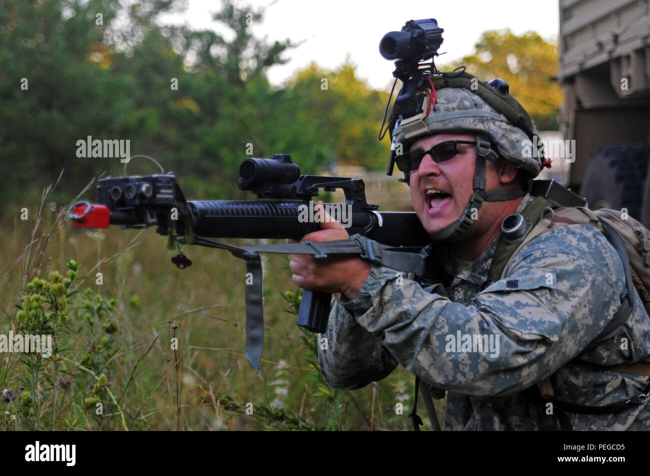 U.S. Army Reserve Soldaten des 461St Ingenieur Unternehmen liefert Feuer als während eines Combat Support Training am Fort McCoy, Wis., Aug 15, 2015 Feind Kontakt reagieren. Die 86Th Abteilung Weiterbildung CSTX ist ein multi-Komponente und das gemeinsame Bemühen, die mit anderen finden Komponente Übungen einschließlich Diamond Sabre, Roter Drache, Trans Krieger und exportierbar Kampftraining Fähigkeit ausgerichtet ist. (U.S. Armee Foto von SPC. Heather Doppke/freigegeben) Stockfoto