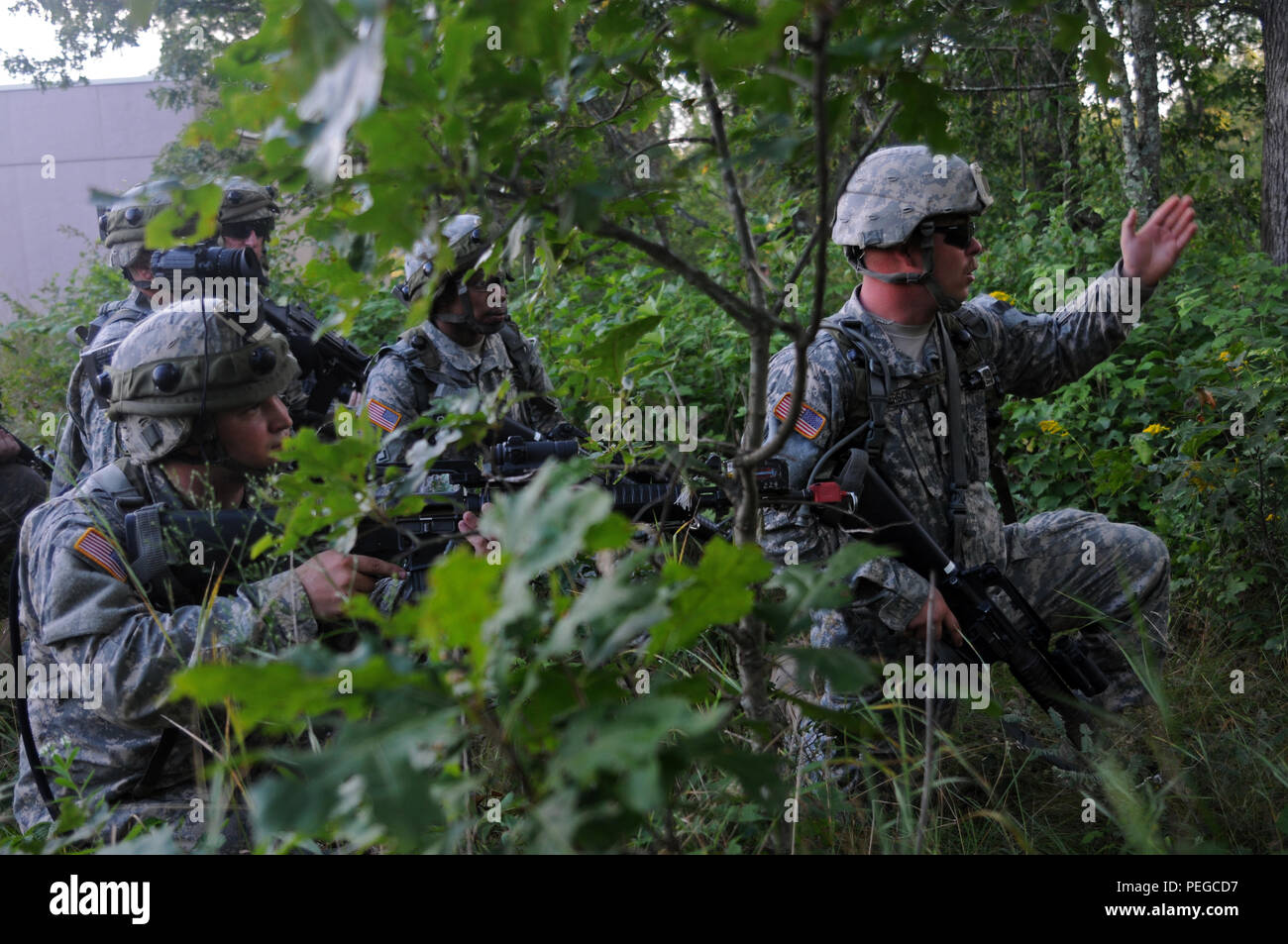 U.S. Army Reserve Soldaten des 461St Ingenieur Unternehmen, die als schnelle Eingreiftruppe, erhalten in Position gegen feindliche Kräfte während eines Combat Support Training am Fort McCoy, Wis., Jan. 15, 2015 zu flankieren. Die 86Th Abteilung Weiterbildung CSTX ist ein multi-Komponente und das gemeinsame Bemühen, die mit anderen finden Komponente Übungen einschließlich Diamond Sabre, Roter Drache, Trans Krieger und exportierbar Kampftraining Fähigkeit ausgerichtet ist. (U.S. Armee Foto von SPC. Heather Doppke/freigegeben) Stockfoto