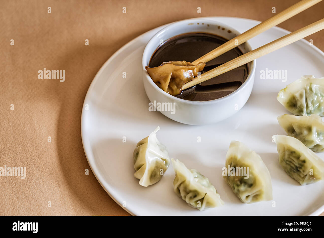 Asiatische Gyoza, Knödel Snack, Essstäbchen, Steamer, selektiven Fokus. Stockfoto