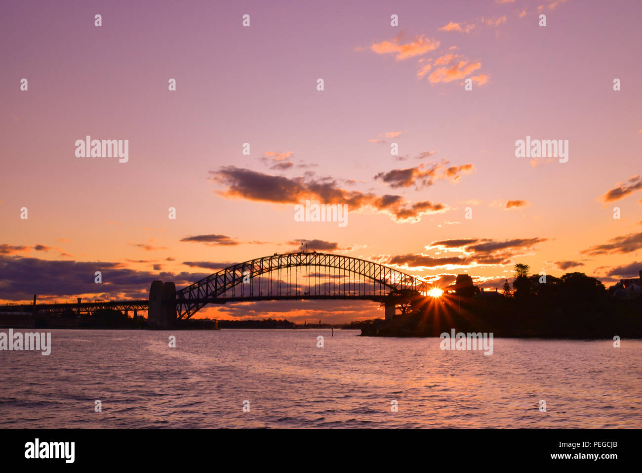 Silhouette von Sydney Harbour Bridge bei Sonnenuntergang Zeit Stockfoto