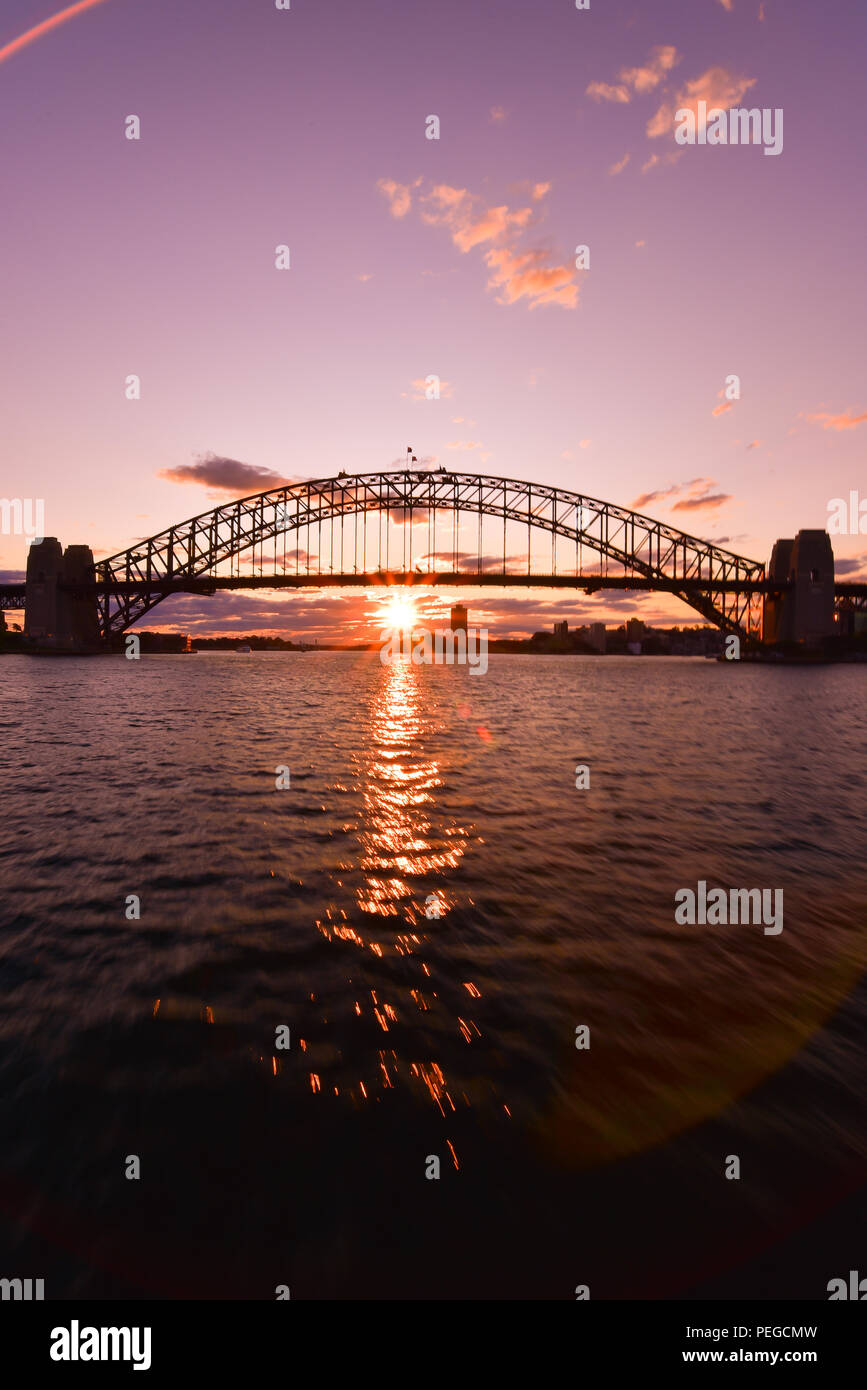 Silhouette von Sydney Harbour Bridge bei Sonnenuntergang Zeit Stockfoto