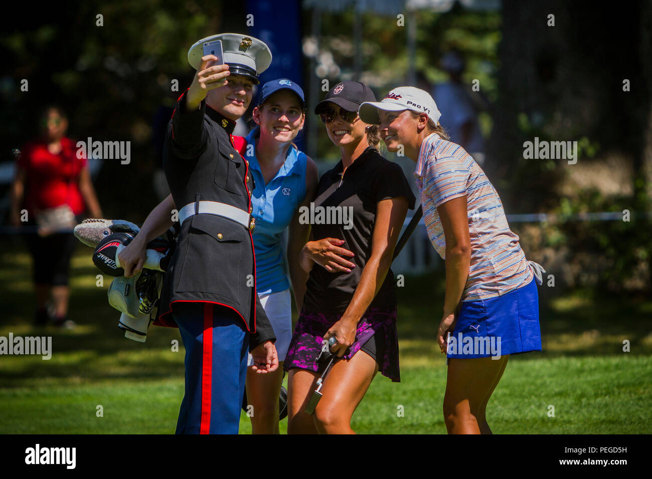 (Nach rechts) Sergeant Justin Tellar nimmt eine selfie mit professionellen Golfspielern Katherine Perry, Alexandria Jacobsen und Kaitlin Coons nach ihrer Fertigstellung des W. B. Mason Meisterschaft am Thorney Lea Golf Club, 12.08.16. Marines der einziehenden Station Portsmouth waren eingeladen, um den Kurs zu Tour und die Meisterschaft, wo die Golfspieler für einen Punkt in der Ladies Professional Golf Association Tour spielen. Tellar ist ein kundenwerbung Personalvermittler mit dem Einziehen der Unterstation Brockton, Massachusetts. Perry ist von Cary, North Carolina, Jacobsen ist von Palm City, Florida, und COons aus Wilbrah Stockfoto