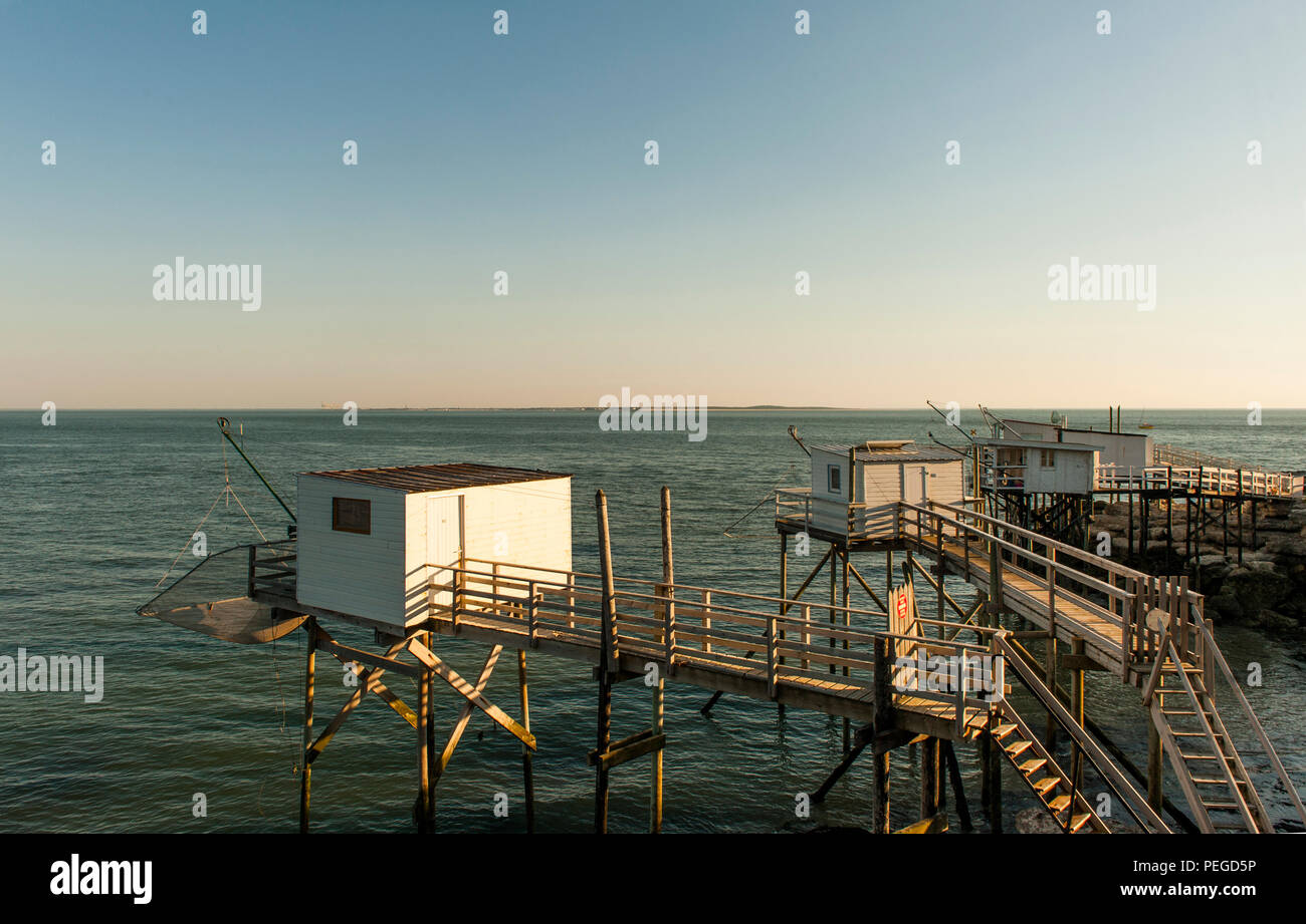 Die traditionelle Fischerei Hütten auf Stelzen (senknetze) in Royan, Frankreich Stockfoto