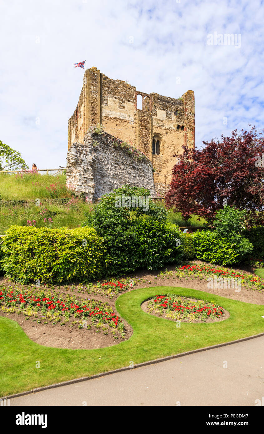 Schloss halten/Große Turm von Guildford Castle Ruins und Park mit Blumenbeeten im Zentrum von Guildford, Hauptstadt der Grafschaft Surrey, Südosten, England, Grossbritannien Stockfoto