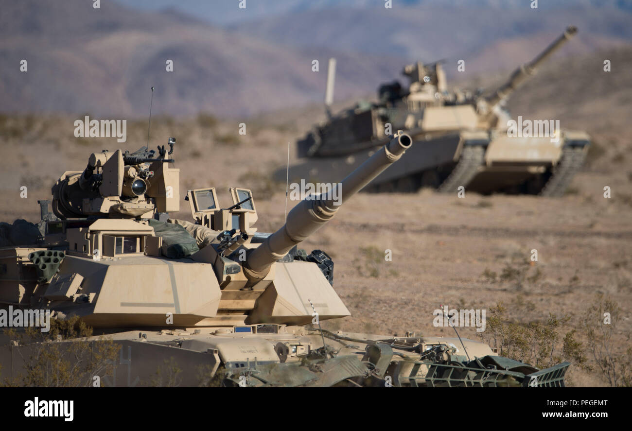 Soldaten aus D Unternehmen, 3.BATAILLON, 116 Cavalry Brigade Combat Team (CBCT), Oklahoma Army National Guard, Manöver M1A2 Abrams Panzer gegen ein Hindernis gegen den Betrieb während einer Firma live fire Übung, 12.08.16, an der National Training Center, Fort Irwin, Calif. Die 116 CBCT im Kampf Simulation Szenarien aus mehr als 5.200 Soldaten mit der National Guard Einheiten aus 10 Staaten beteiligt ist, die US-Armee finden und den aktiven Dienst der US-Armee Soldaten. (Foto von Maj. W. Chris Clyne, 115 Mobile Public Affairs Abteilung) Stockfoto