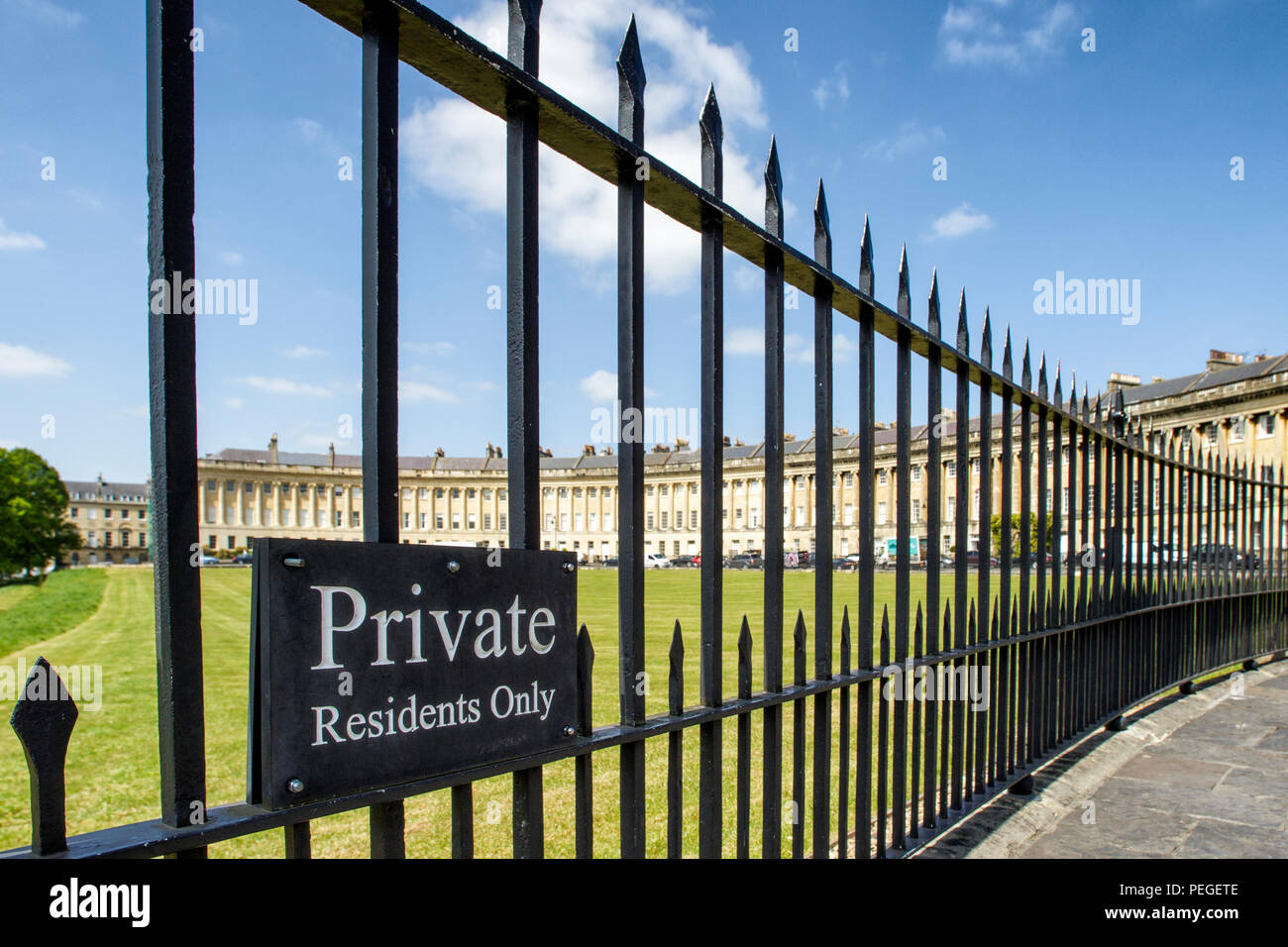 Blick auf den Royal Crescent eine der kultigsten Sehenswürdigkeiten Badewanne, einer Reihe von 30 Reihenhäusern in einer geschwungenen Crescent in Bath, Somerset England Grossbritannien Stockfoto