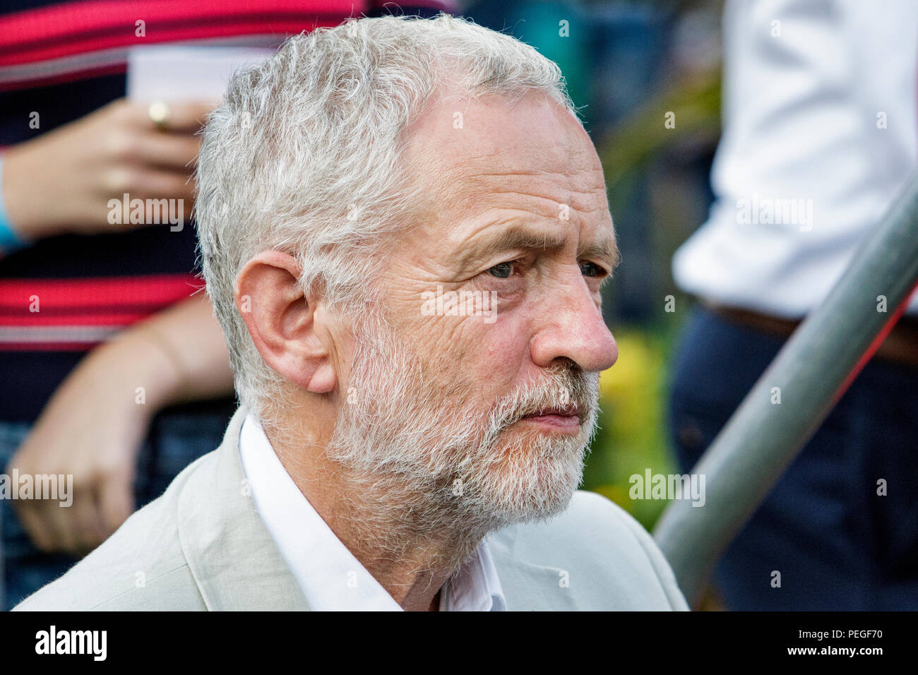 Bristol, UK, 8. August 2016. Jeremy Corbyn MP wird dargestellt, wie er wartet eine Rede an die Fans bei einer Kundgebung in College Green, Bristol zu geben. Stockfoto