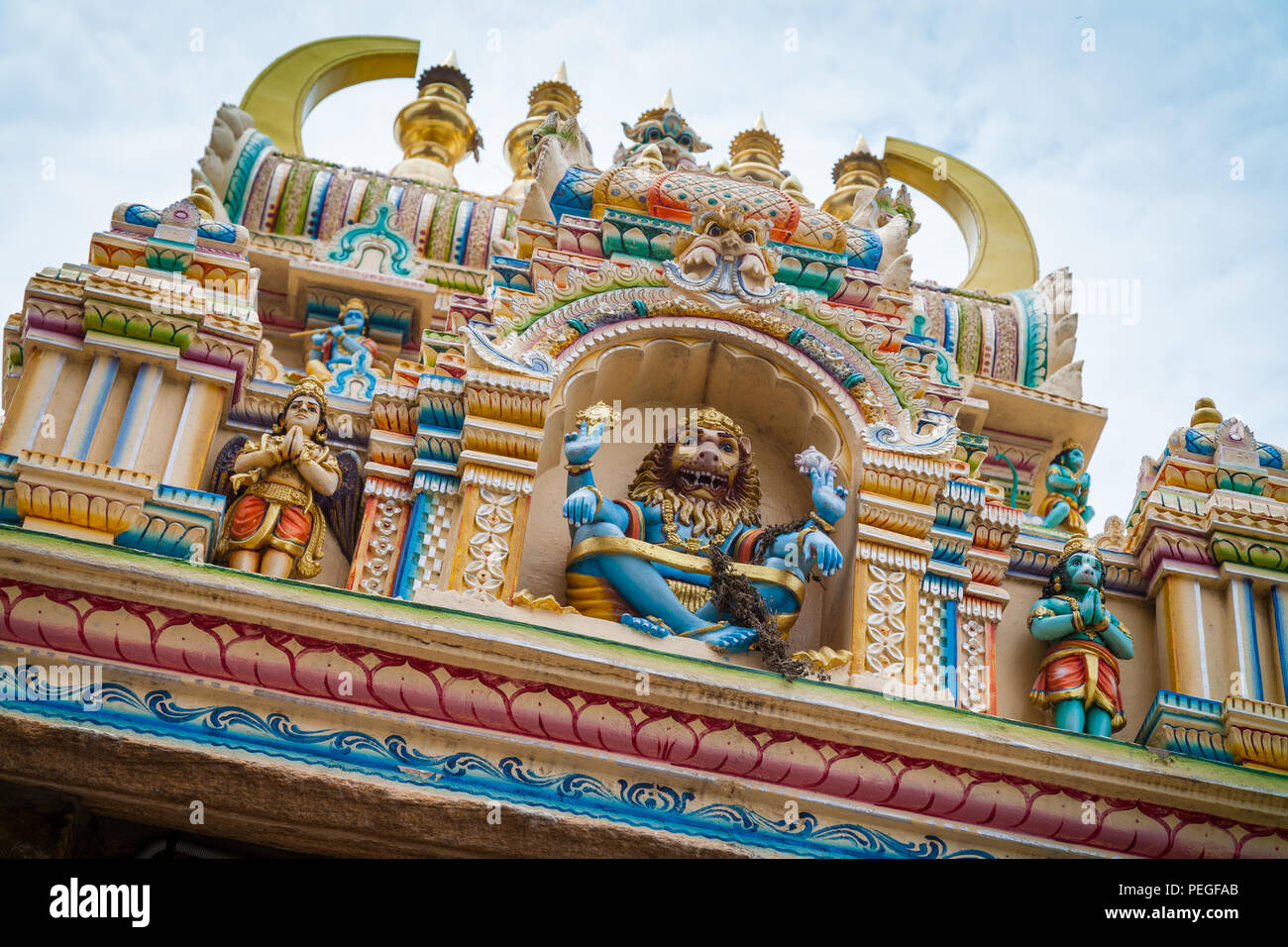 Bunte vimana von Yoga Narashima Tempel, Karnataka, Indien Stockfoto