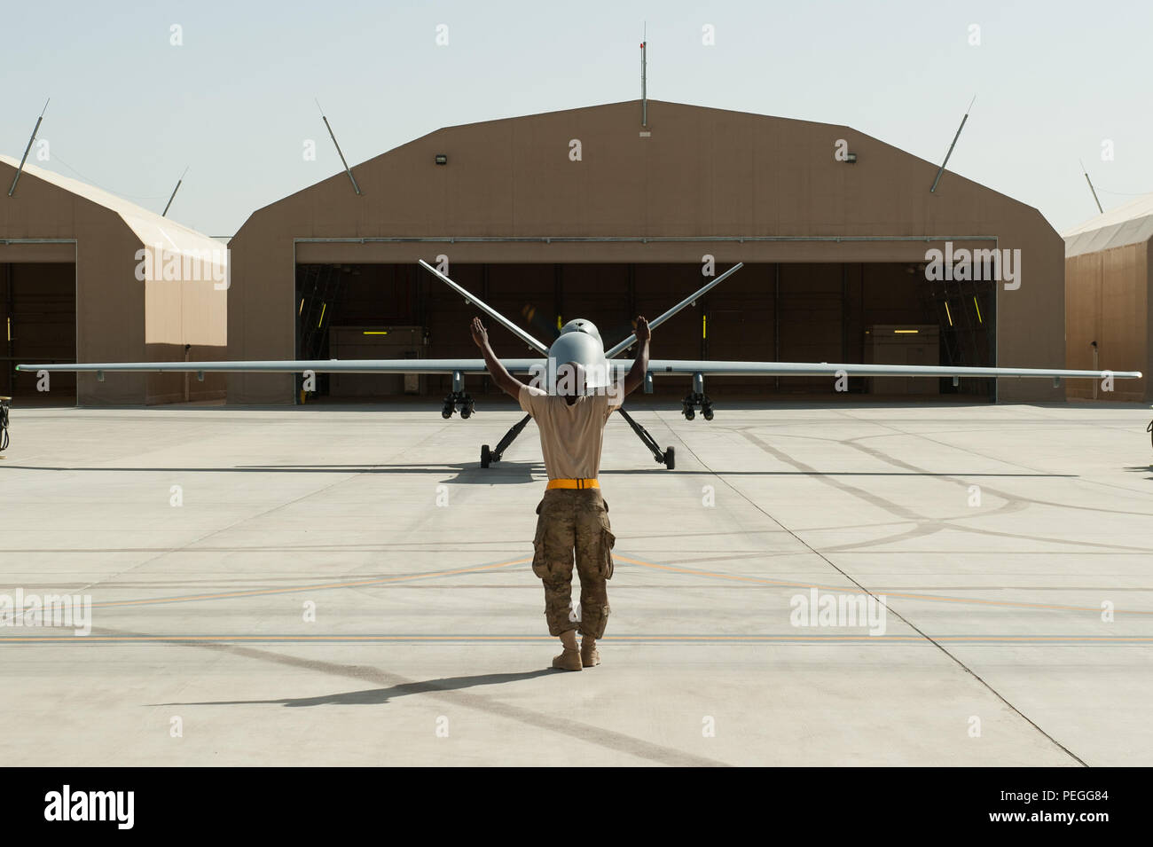 Eine US-amerikanische Flieger auf der 62 Expeditionary Reconnaissance Squadron zugeordnet leitet ein MQ-9 Reaper Flugzeuge am Flugplatz Kandahar, Afghanistan, Nov. 14, 2015. Die 62-ERS betreibt die MQ-1B Predator und Reaper Flugzeuge und bietet erstklassige Close Air Support, Informationsgewinnung, Überwachung und Aufklärung in Afghanistan. (U.S. Air Force Foto von Tech. Sgt. Joseph Swafford/Freigegeben) Stockfoto