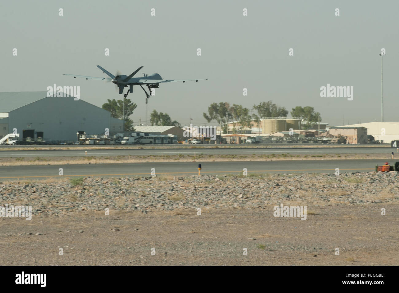 Ein US Air Force MQ-9 Reaper Flugzeuge der 62 Expeditionary Reconnaissance Squadron zugewiesen ist, aus Kandahar Airfield, Afghanistan, Nov. 14, 2015. Die 62-ERS betreibt die MQ-1B Predator und Reaper Flugzeuge und bietet erstklassige Close Air Support, Informationsgewinnung, Überwachung und Aufklärung in Afghanistan. (U.S. Air Force Foto von Tech. Sgt. Joseph Swafford/Freigegeben) Stockfoto