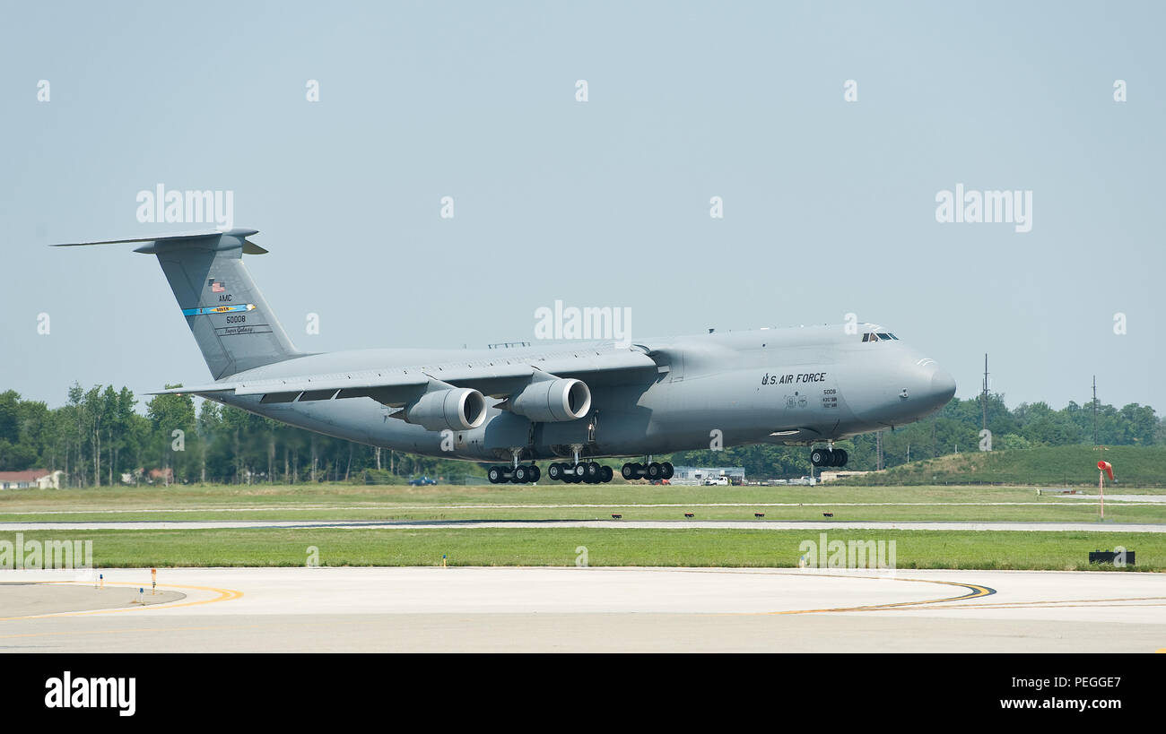 Ein C-5 M Super Galaxie fliegt Füße weg von der Laufbahn, wie es sich für einen Touch kommt und Landung bei einer lokalen Ausbildung Flug 17.08.05 2015 gehen, in Dover Air Force Base, Del Flugzeuge in der Lage sind, eine Piste zu nutzen und ein großes Bauvorhaben erfolgt auf der anderen Start- und Landebahn und verschiedenen Rollwege. (U.S. Air Force Foto/Roland Balik) Stockfoto