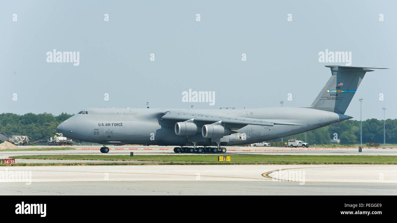 Ein C-5 M Super Galaxy beginnt, sich zu drehen, und nehmen Sie während des Übens Touch und Landungen während eines lokalen Ausbildung Flug 17.08.05 2015 gehen, in Dover Air Force Base, Del Flugzeuge sind in der Lage, eine Piste zu nutzen und ein großes Bauvorhaben erfolgt auf der anderen Start- und Landebahn und verschiedenen Rollwege. (U.S. Air Force Foto/Roland Balik) Stockfoto