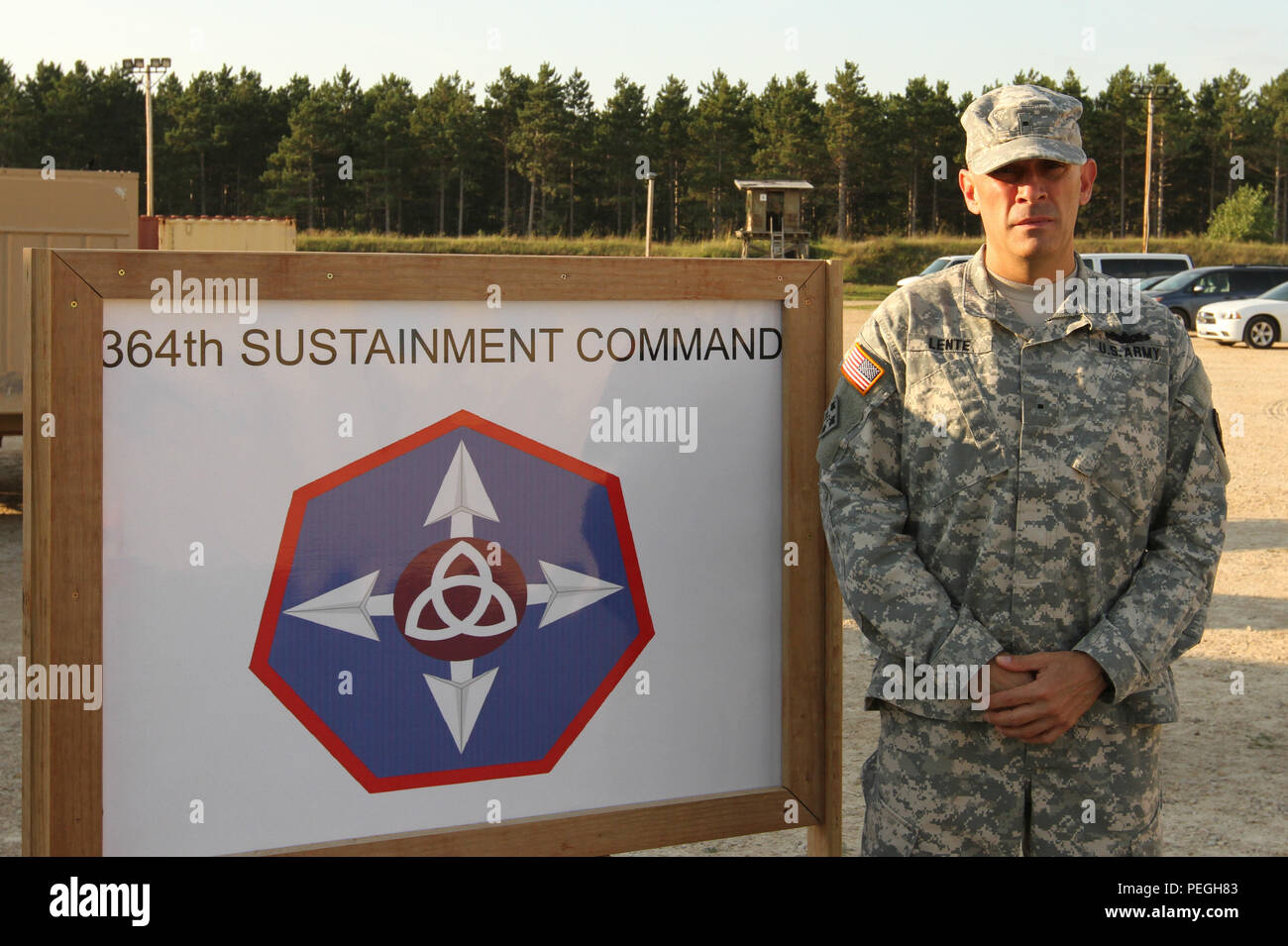 Warrant Officer David Lente, alle - Source Intelligence Techniker aus der 364 Expeditionary Sustainment Command, stellt durch das Vorzeichen der 364 ESC als seine Einheit bietet Unterstützung für die Abteilung Weiterbildung des 86th Combat Support Training in Fort McCoy, Wis., durchgeführt am 12.08.15. Der Zweck der CSTX ist Einheiten zusammen in der Ausbildung für Umgebungen, in denen die Erfahrungen und Belastungen des realen Missionen emulieren zu konvergieren. (U.S. Armee Foto von SPC. Christopher A. Hernandez, 345 Öffentliche Angelegenheiten Abteilung) Stockfoto