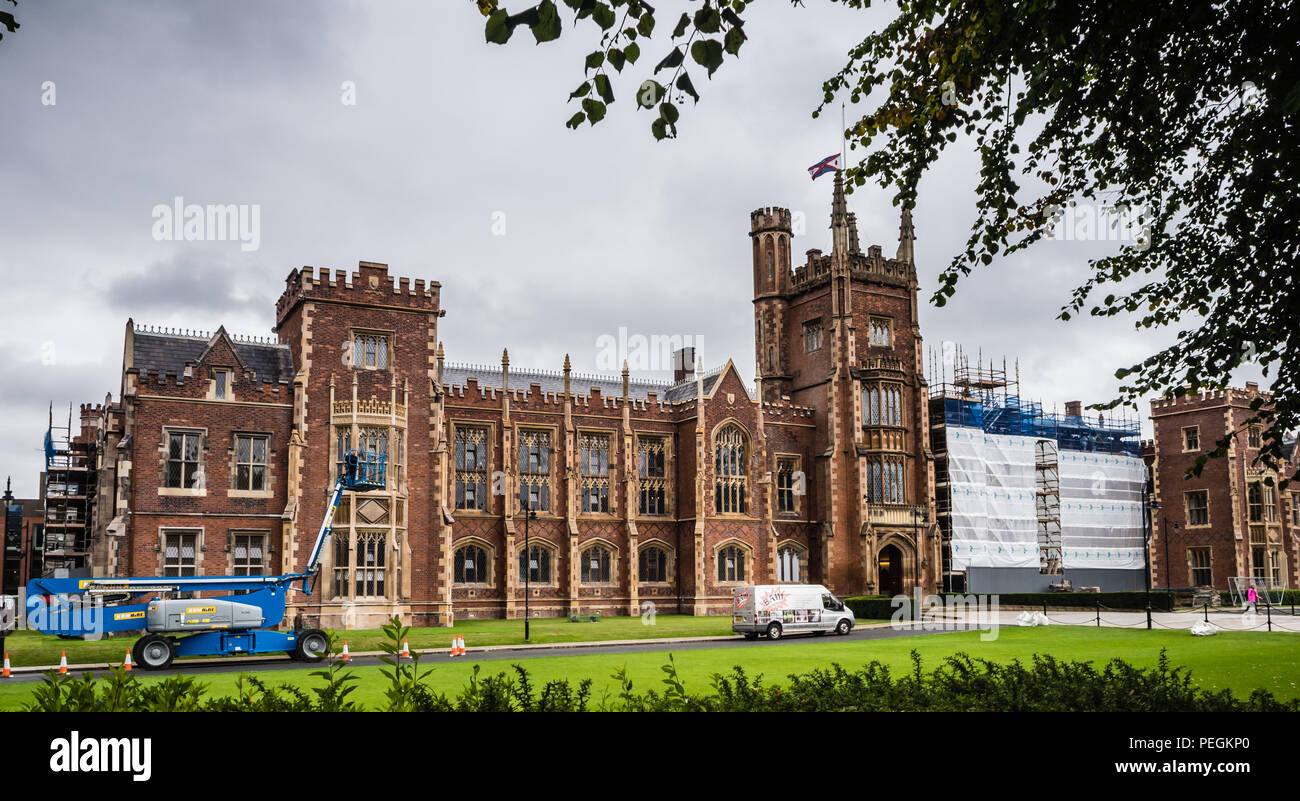 Frontansicht der Queen's University, Belfast Stockfoto