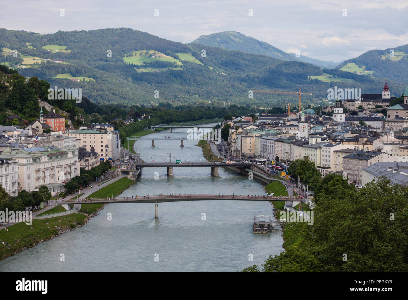 SALZBURG, Österreich - 9. JULI 2016: Touristen zu Fuß auf Brücken entlang der historischen Stadtzentrum von Salzburg entfernt. Stockfoto