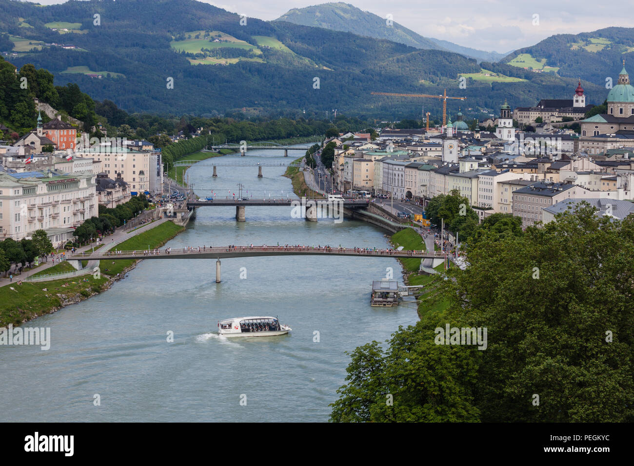 SALZBURG, Österreich - 9. JULI 2016: Touristen schwimmt auf dem Boot entlang der historischen Stadtzentrum von Salzburg entfernt. Stockfoto