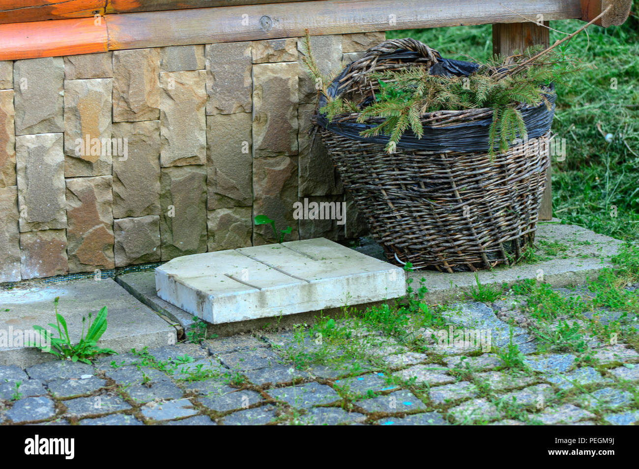 Alte Holz- dorf Werkzeuge, Alte ukrainische Haushaltsgegenstände aus dem ukrainischen Dorf. Objekte der Antike, mittelalterliche Objekte. Haushalt utens Stockfoto