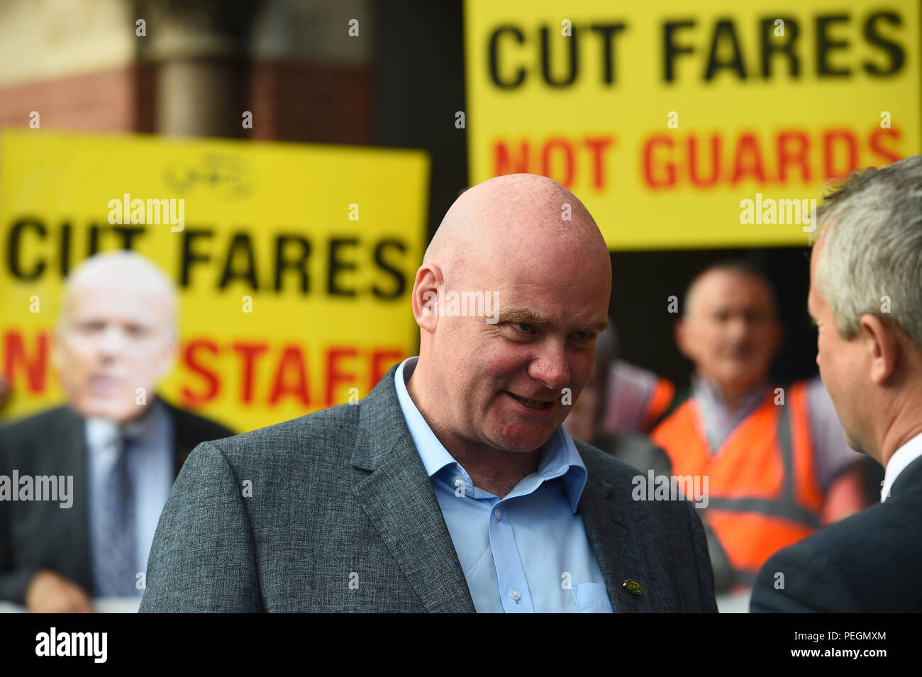 Die Schiene, den See- und Transport Union (RMT) Senior Assistant Generalsekretär Steve Hedley spricht zu den Medien während einer Protest über die Tarife außerhalb der Bahn Bahnhof King's Cross in London. Stockfoto