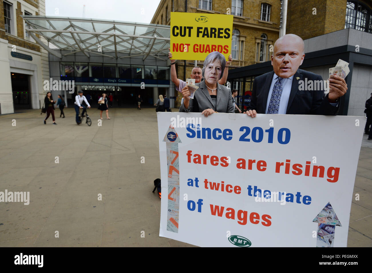Mitglieder des Schienen-, See- und Transport Union (RMT) verkleidet als Premierminister Theresa May und Verkehrsminister Chris Grayling Teil in einem Protest gegen die Tarife außerhalb der Bahn Bahnhof King's Cross in London. Stockfoto