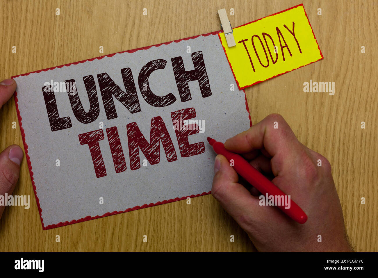 Wort schreiben Text zum Mittagessen. Business Konzept für Essen in der Mitte des Tages nach dem Frühstück und vor dem Abendessen Mann mit Marker Papier clothespin Stockfoto