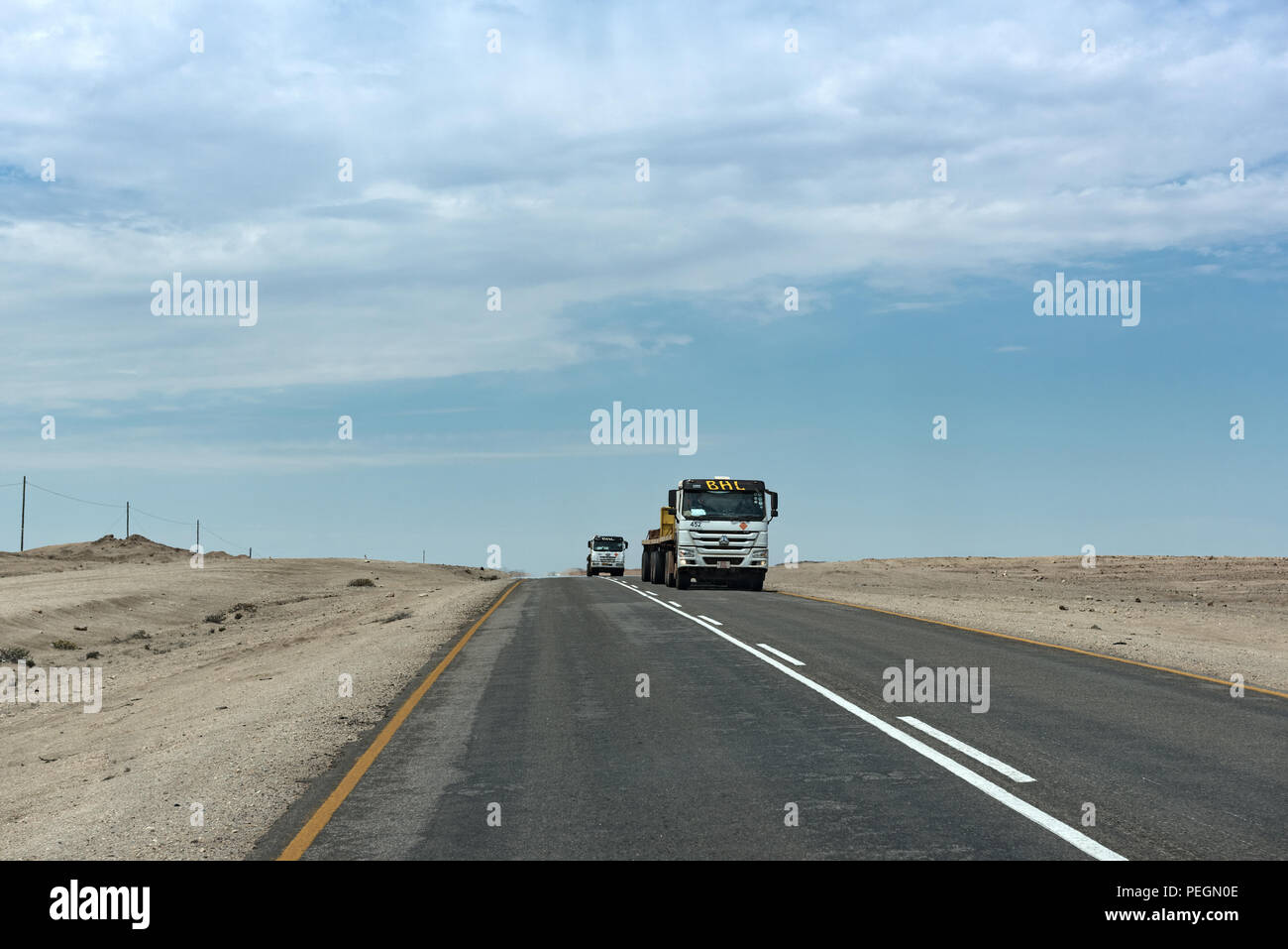 Lkw auf der B2 östlich von Swakopmund, Namibia. Stockfoto